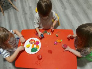 MARTES 16:45 Miniartistas (1 a 3 años)